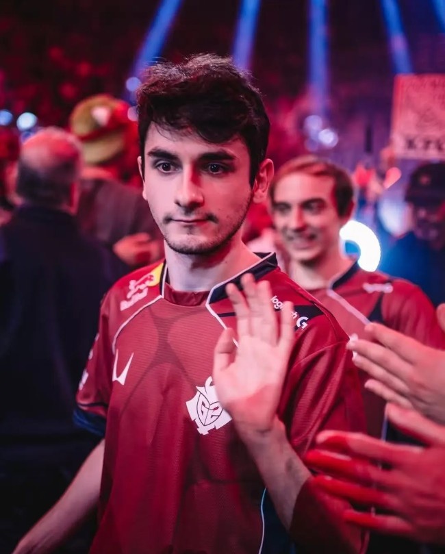 G2晒新赛季队服：我们穿上很有型 你穿上那不得帅气指数倍增长