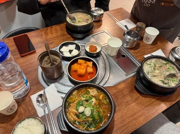 AL分享队员日常：香克斯结账请我们吃了米肠汤